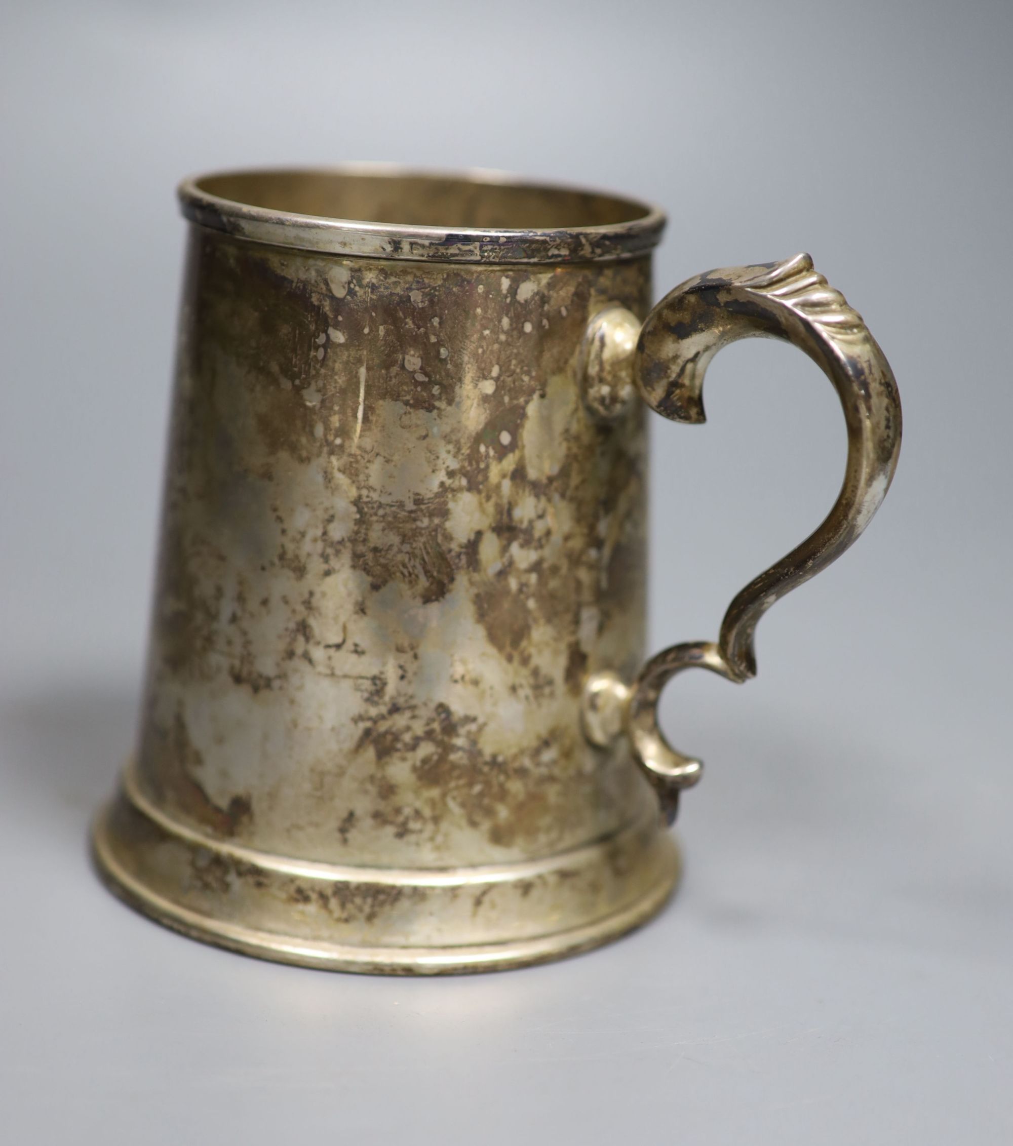 A George VI silver mug, Cooper Brothers & Sons, Sheffield, 1942, 12.2cm, 11oz.